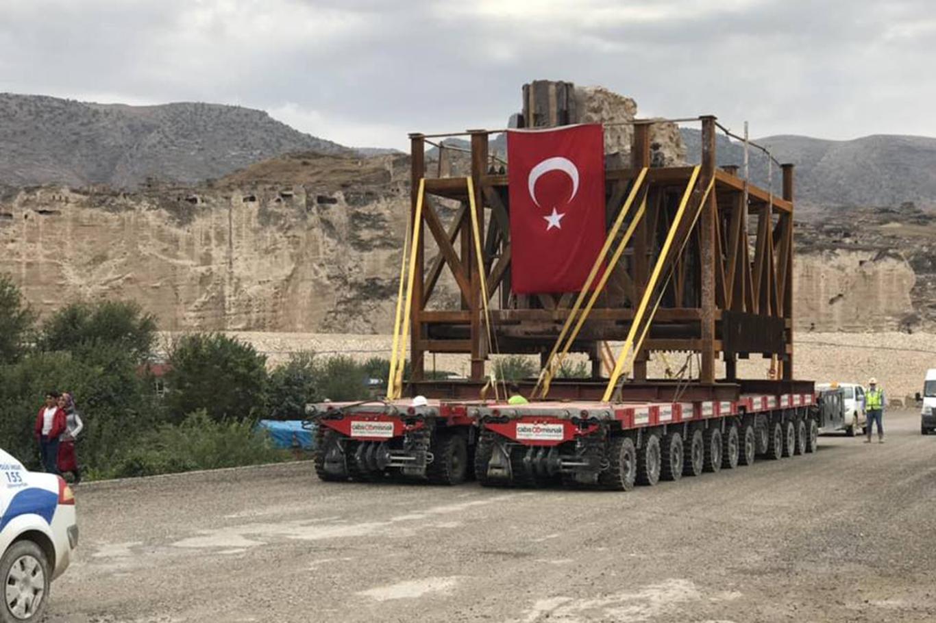 Hasankeyf Kalesi Orta Kapısı’nın ikinci kısmı da yeni yerine yerleştirildi Hasankeyf Kalesi Orta Kapısı’nın ikinci kısmı da yeni yerine yerleştirildi